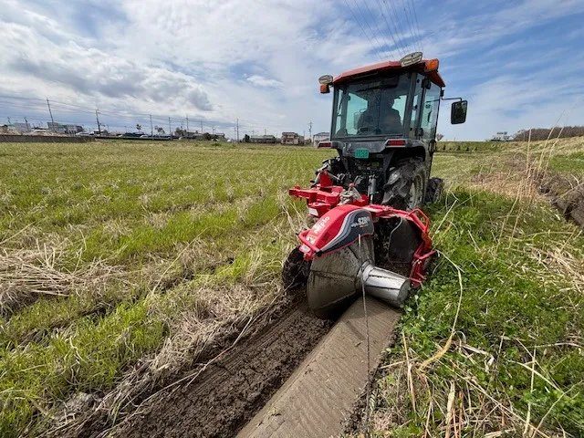 田の畔を機械で整える畔塗りの作業