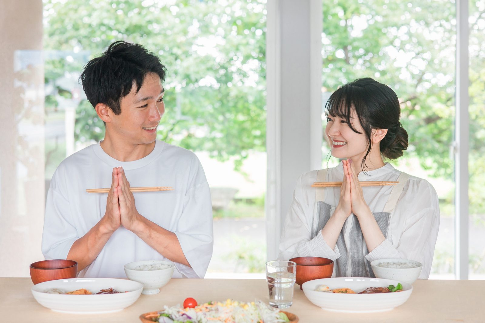 家族で食卓を囲み、ごはんを食べる様子