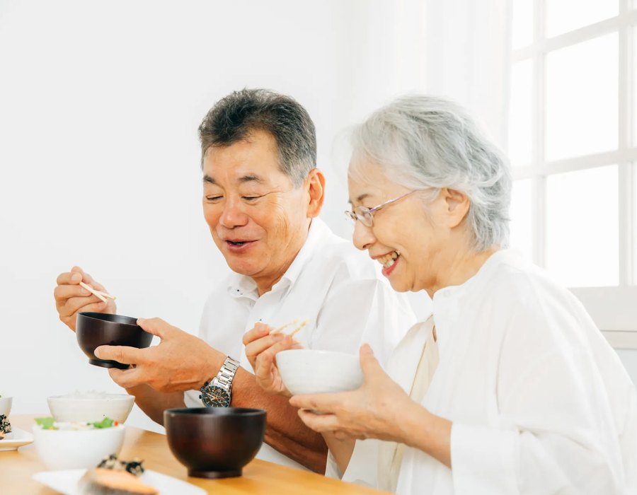 家族で食卓を囲む様子