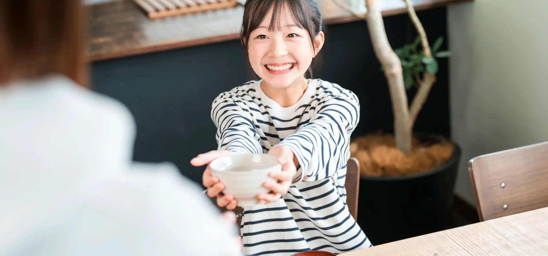 新米を受け取る従業員の家族