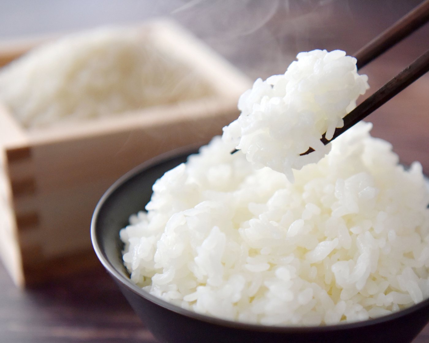大粒でつやのある、炊きあがったハツシモの白米