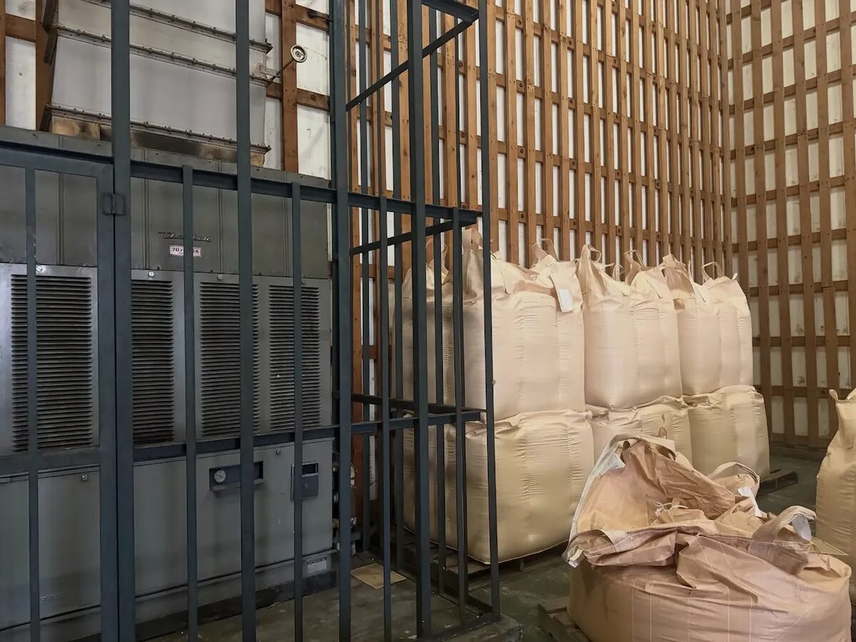 丸恵商会の低温倉庫の冷却設備と、保管中のフレコンバッグ